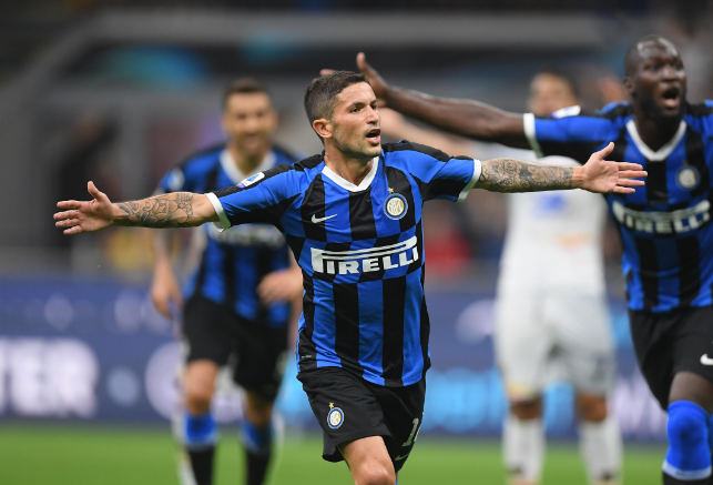 边后卫内收 边后卫内收